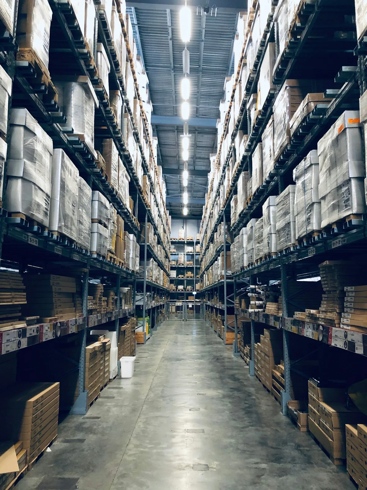 High-bay racking aisle
