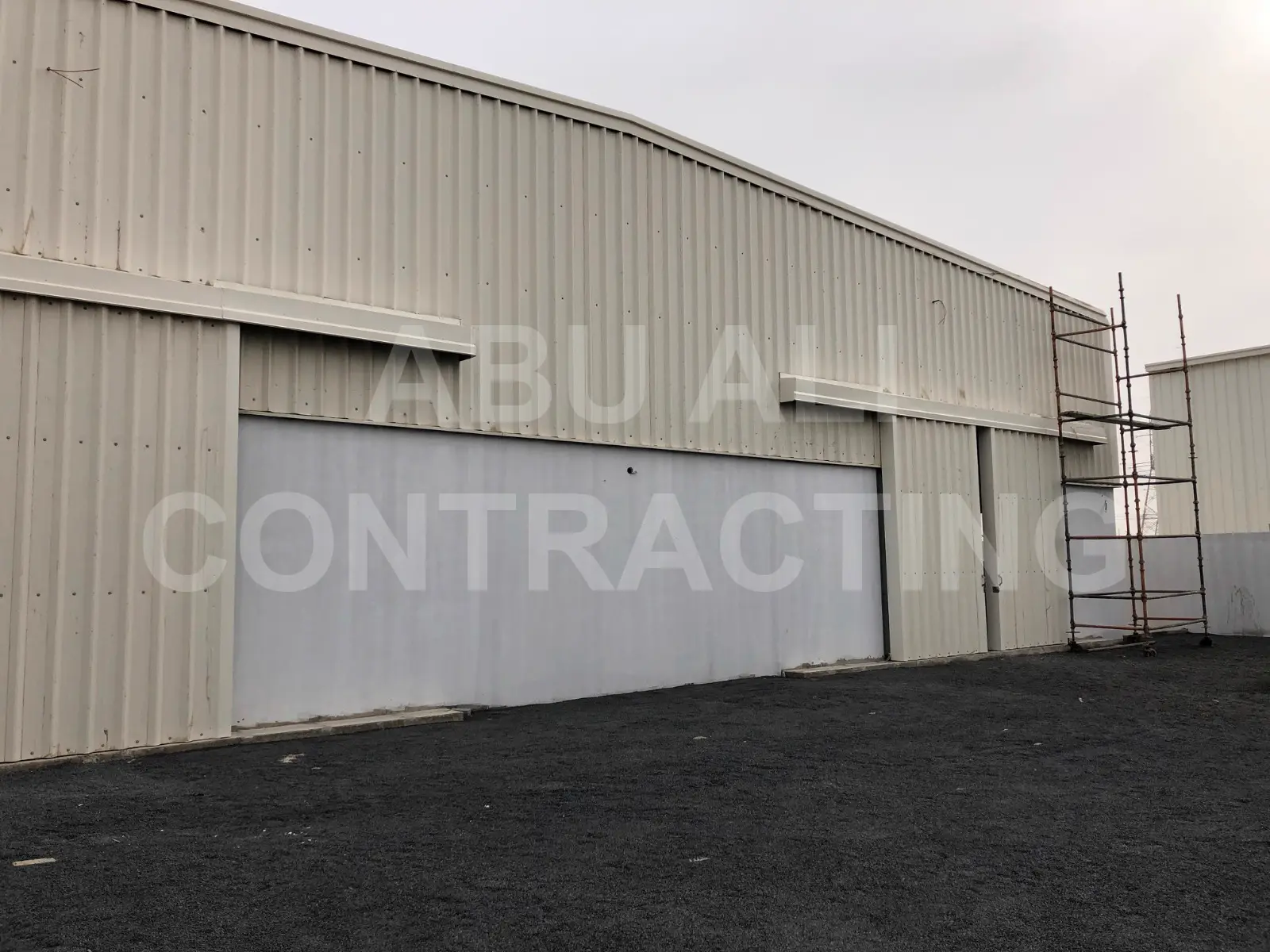 Side elevation of the pre-engineered steel warehouse showing curved eave profile and vertical wall cladding